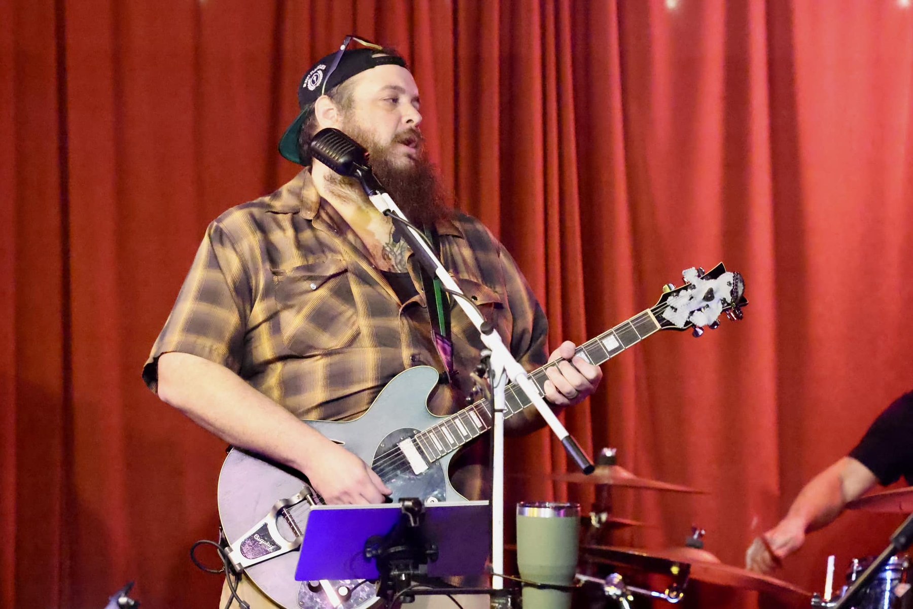 Anthony Puskás performing guitar and vocals live